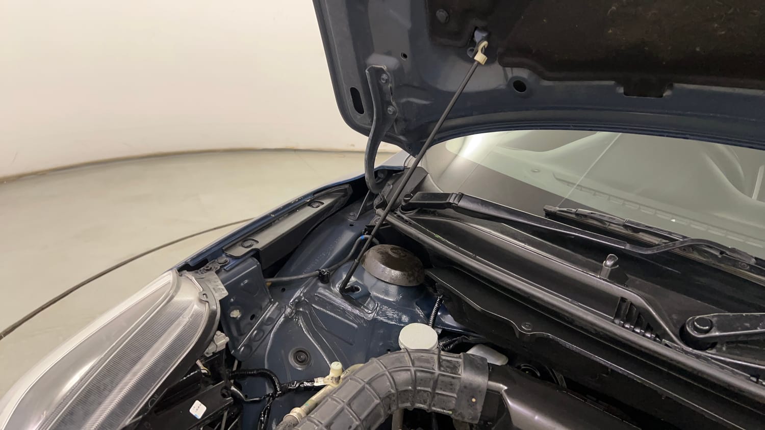 Used 2020 Maruti Suzuki Baleno Zeta Petrol Manual engine ENGINE RIGHT SIDE HINGE & APRON VIEW