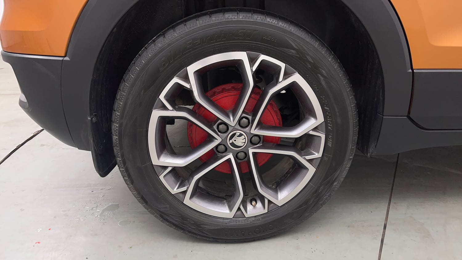 Used 2022 Skoda Kushaq Style 1.5L TSI DSG (6 Airbags) Petrol Automatic tyres RIGHT REAR TYRE RIM VIEW