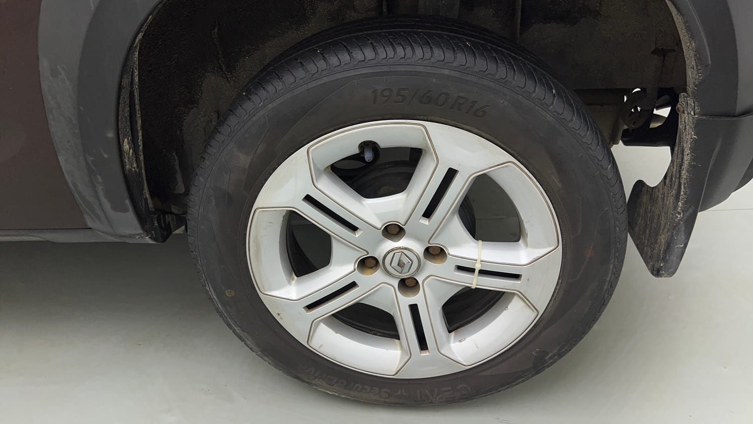 Used 2021 Renault Kiger RXT MT Petrol Manual tyres LEFT REAR TYRE RIM VIEW