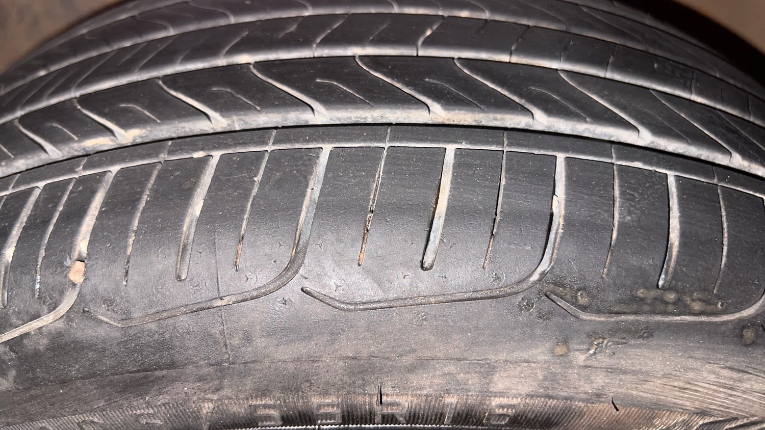 Used 2019 Volkswagen Ameo Highline Plus 1.0L (P) 16 Alloy Petrol Manual tyres LEFT FRONT TYRE TREAD VIEW