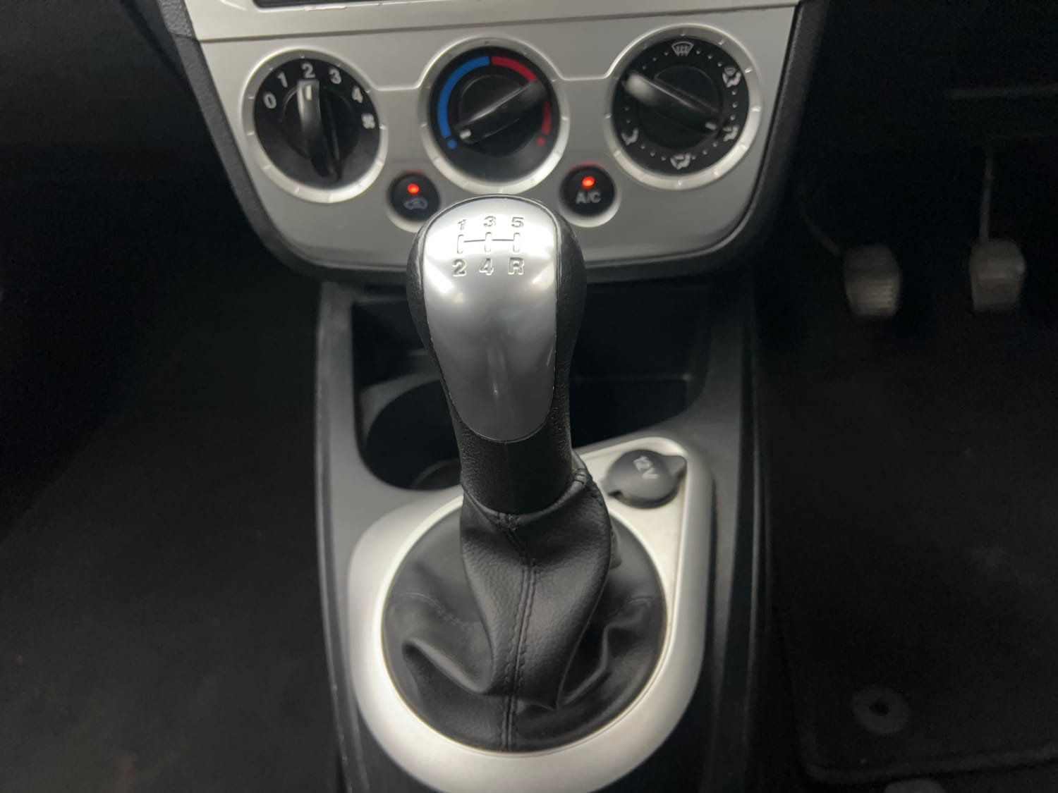 Used 2015 Ford Figo Duratec Petrol ZXI 1.2 Petrol Manual interior GEAR  KNOB VIEW