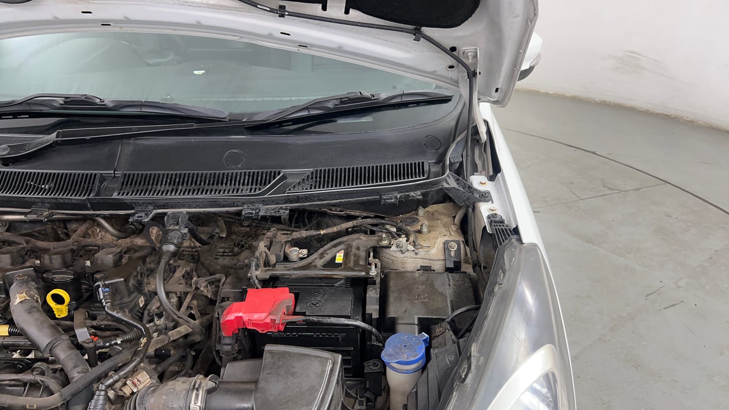 Used 2019 Ford Figo Titanium 1.2 Ti-VCT MT Petrol Manual engine ENGINE LEFT SIDE HINGE & APRON VIEW