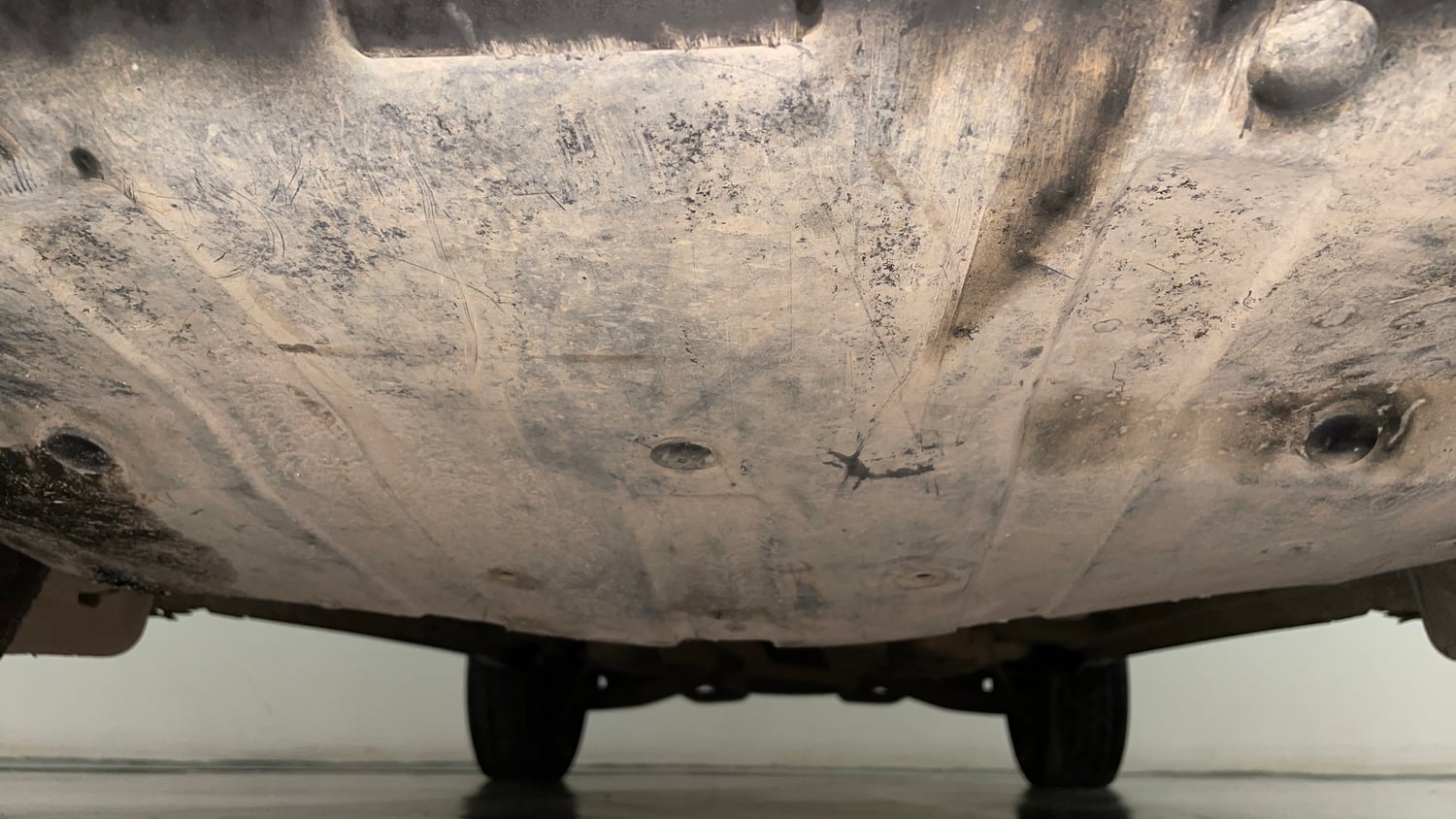 Used 2015 Mahindra XUV500 W6 Diesel Manual extra FRONT LEFT UNDERBODY VIEW