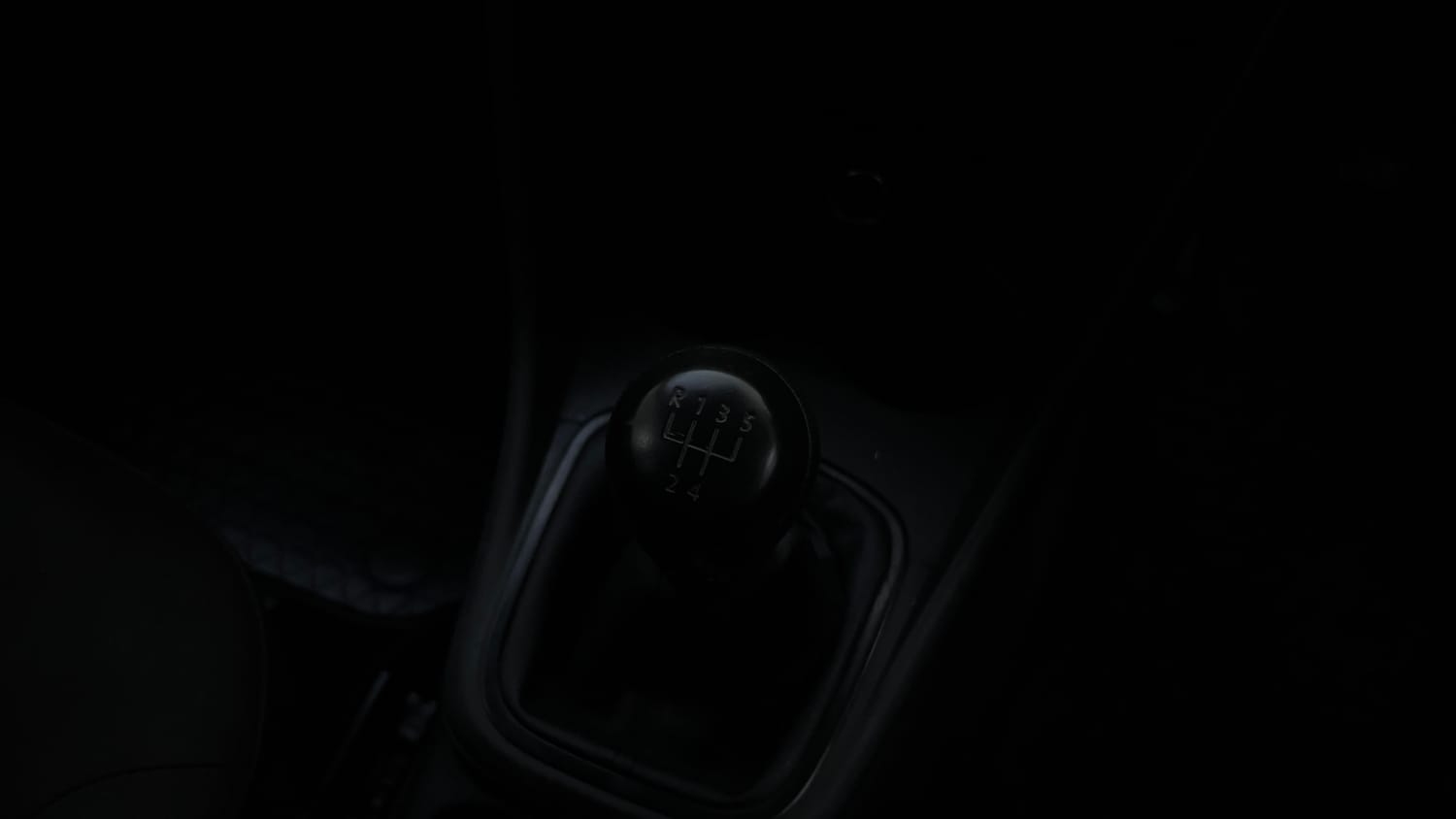 Used 2015 Volkswagen Polo Comfortline 1.2L (P) Petrol Manual interior GEAR  KNOB VIEW