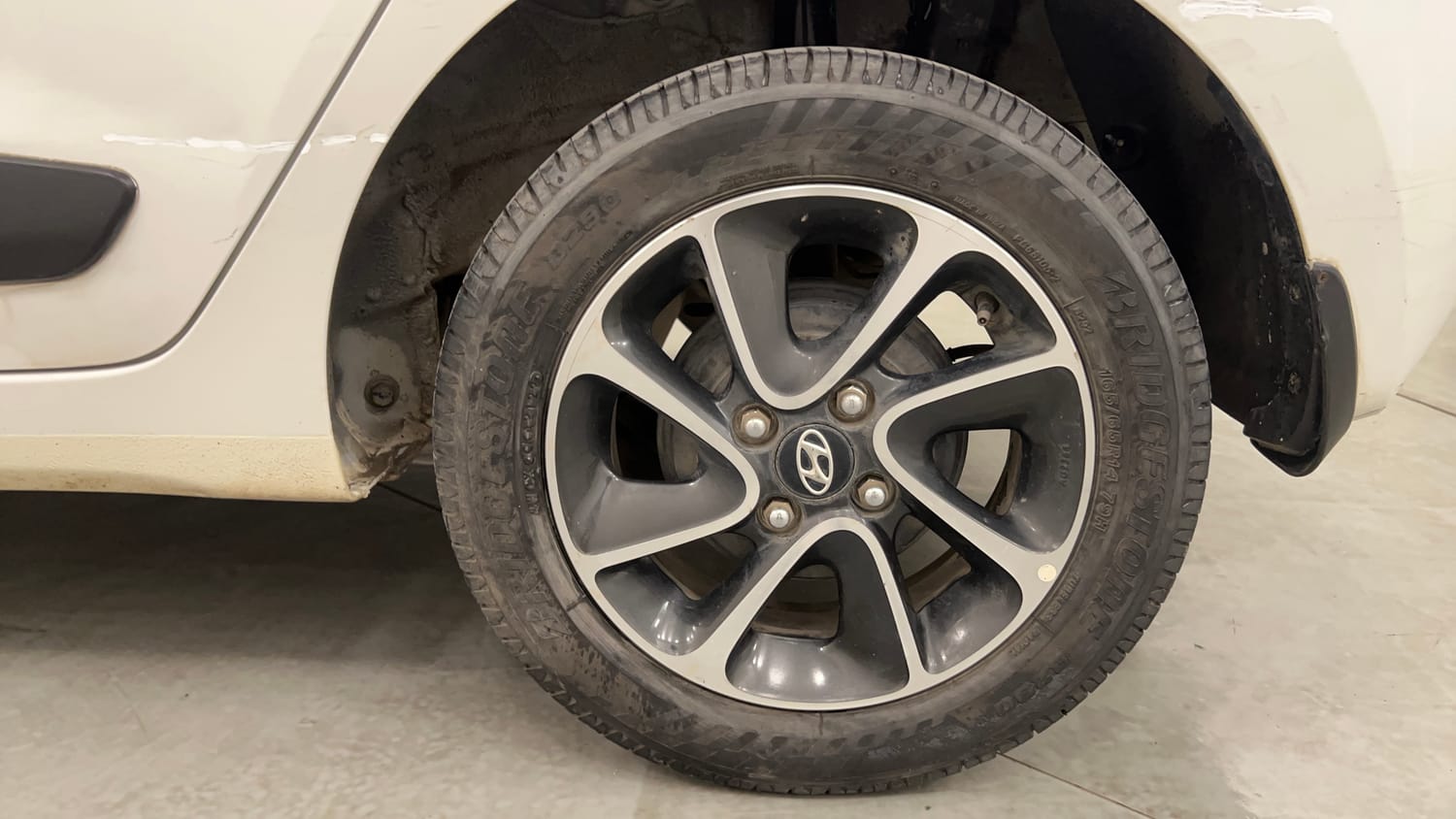 Used 2017 Hyundai Grand i10 Sportz (O) AT 1.2 Kappa VTVT Petrol Automatic tyres LEFT REAR TYRE RIM VIEW