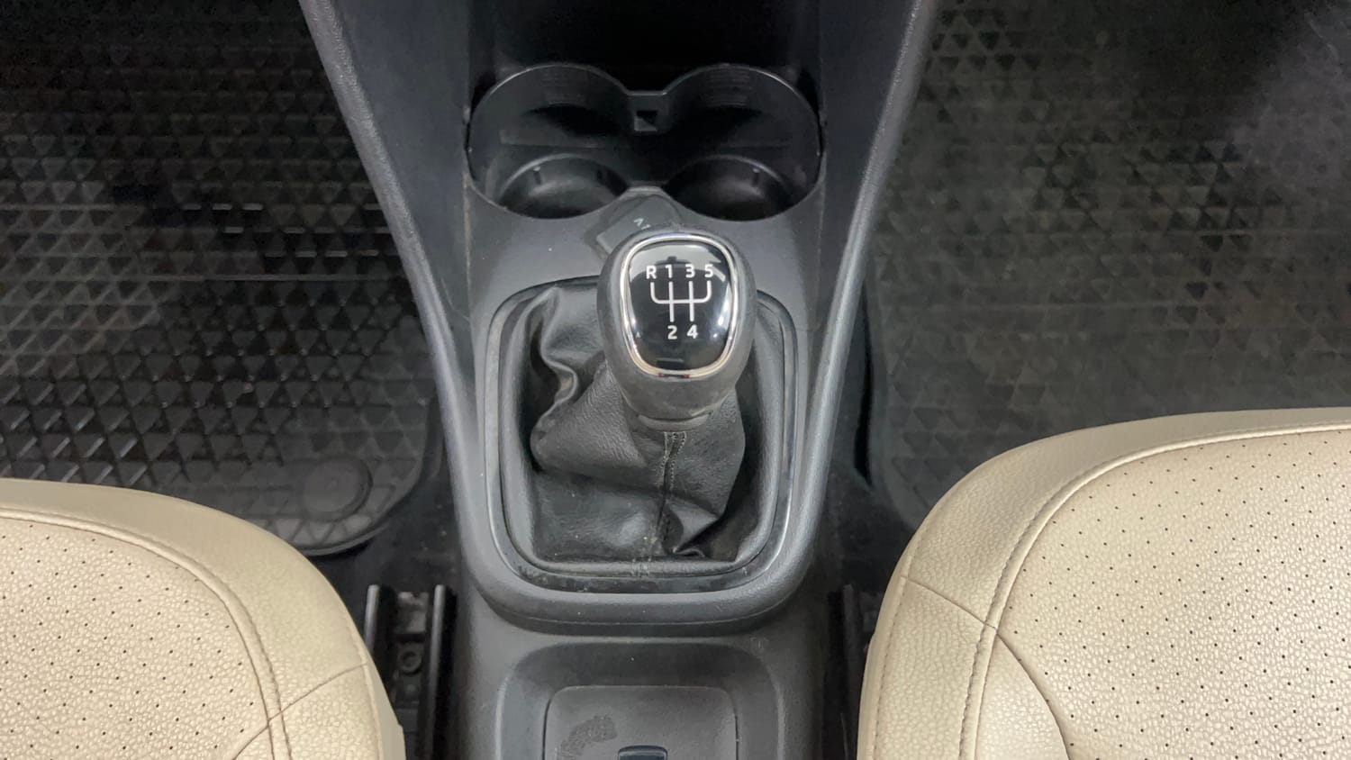 Used 2018 Skoda Rapid Style 1.6 MPI Petrol Manual interior GEAR  KNOB VIEW