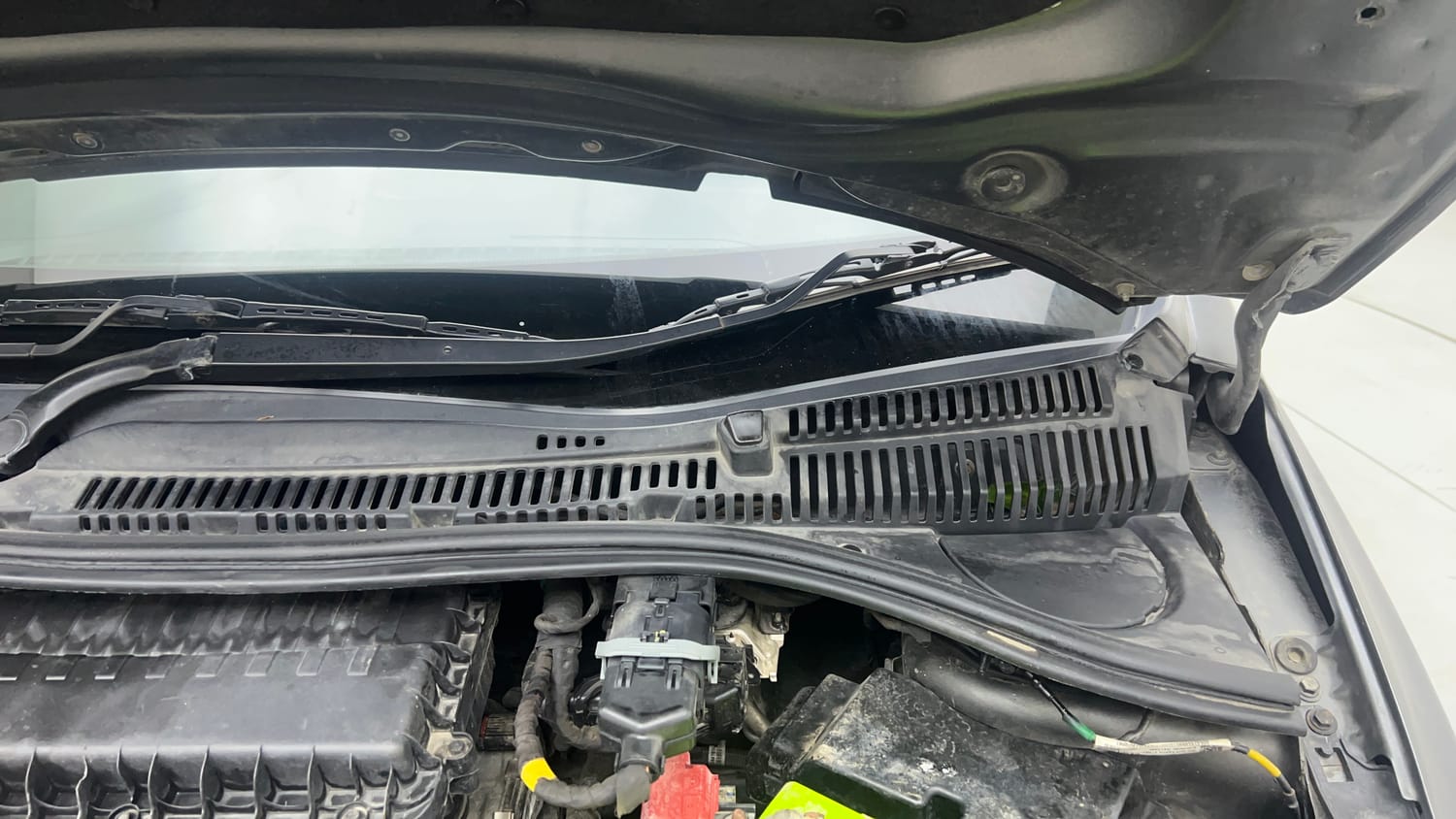 Used 2024 Tata Tiago XT Petrol Manual engine ENGINE LEFT SIDE HINGE & APRON VIEW
