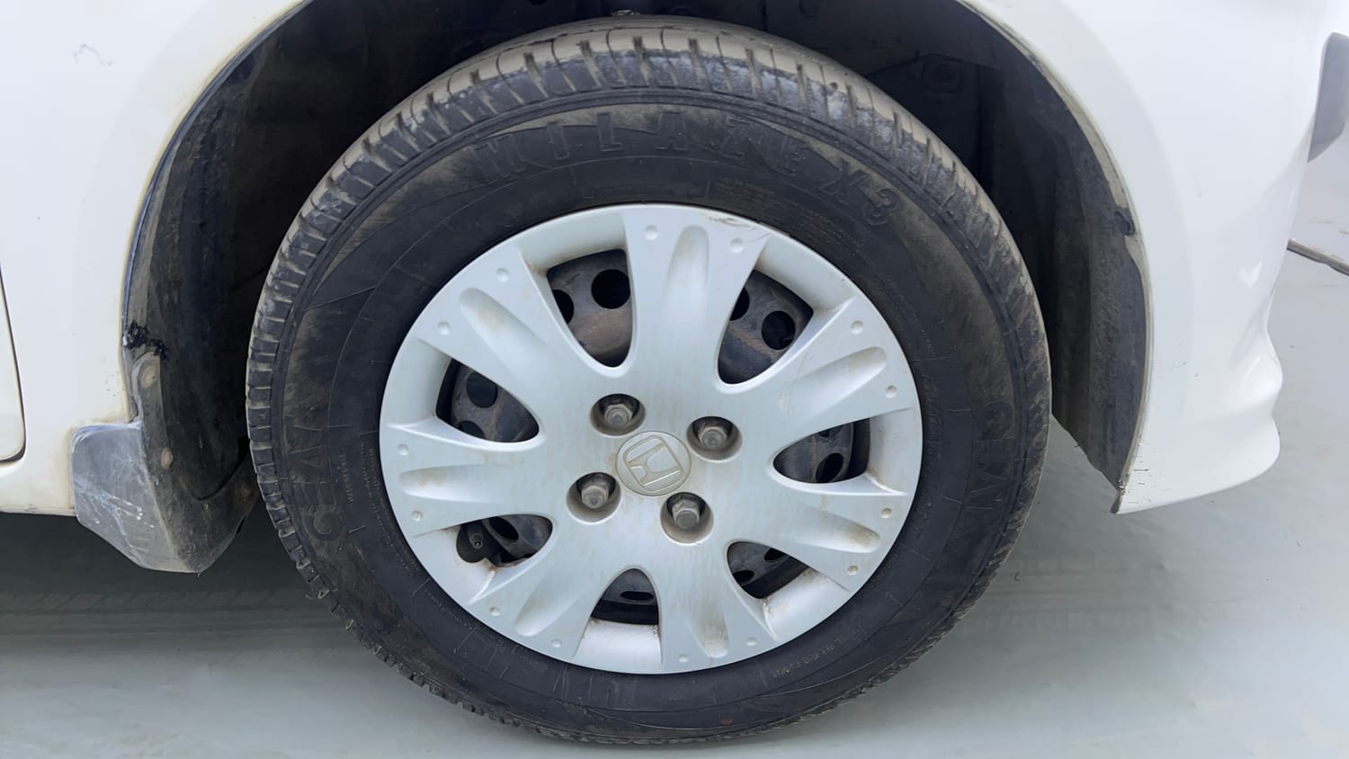 Used 2013 Honda Brio S MT Petrol Manual tyres RIGHT FRONT TYRE RIM VIEW