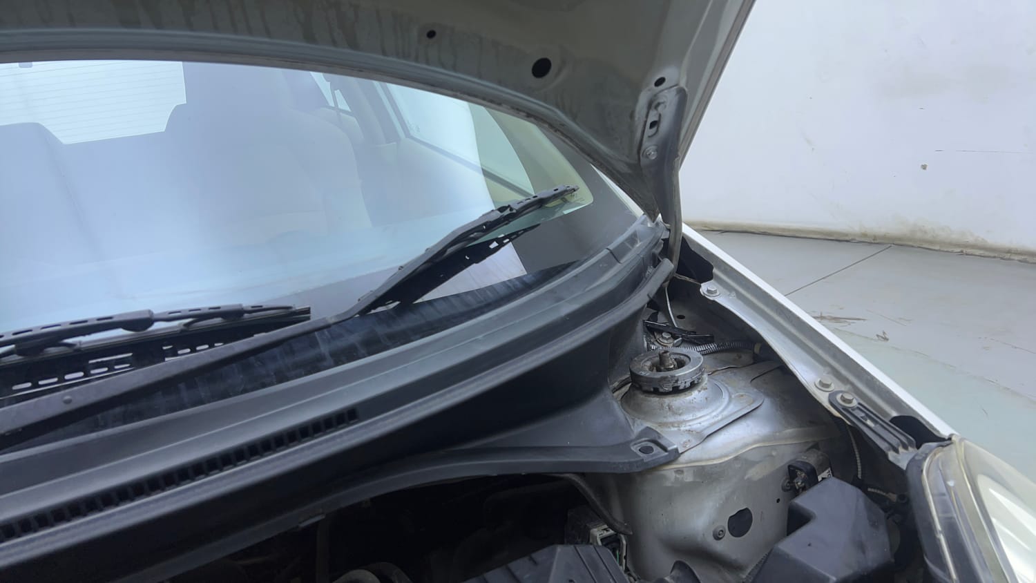 Used 2013 Honda Brio S MT Petrol Manual engine ENGINE LEFT SIDE HINGE & APRON VIEW