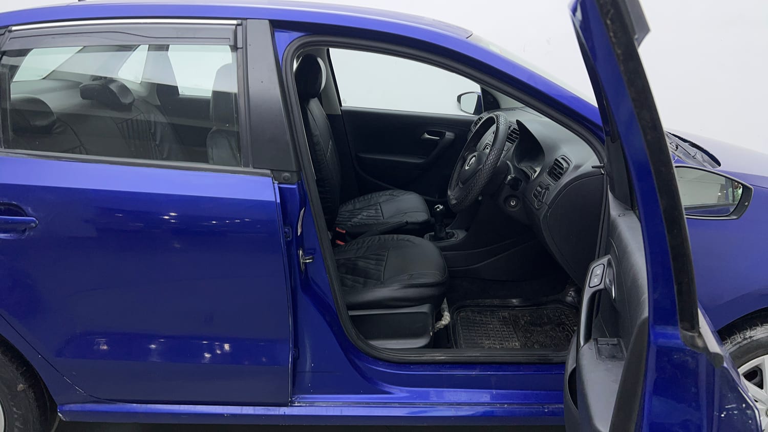 Used 2019 Volkswagen Ameo Trendline 1.0L (P) Petrol Manual interior RIGHT SIDE FRONT DOOR CABIN VIEW