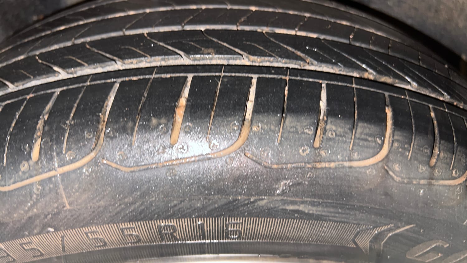 Used 2019 Volkswagen Ameo Highline Plus 1.0L (P) 16 Alloy Petrol Manual tyres RIGHT REAR TYRE TREAD VIEW