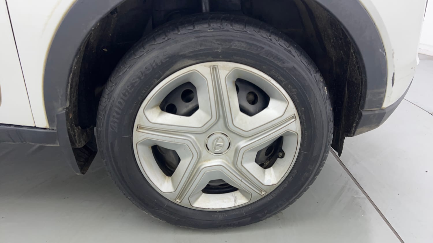 Used 2023 Tata Nexon XM S Petrol + CNG(Outside Fitted) Cng Manual tyres RIGHT FRONT TYRE RIM VIEW