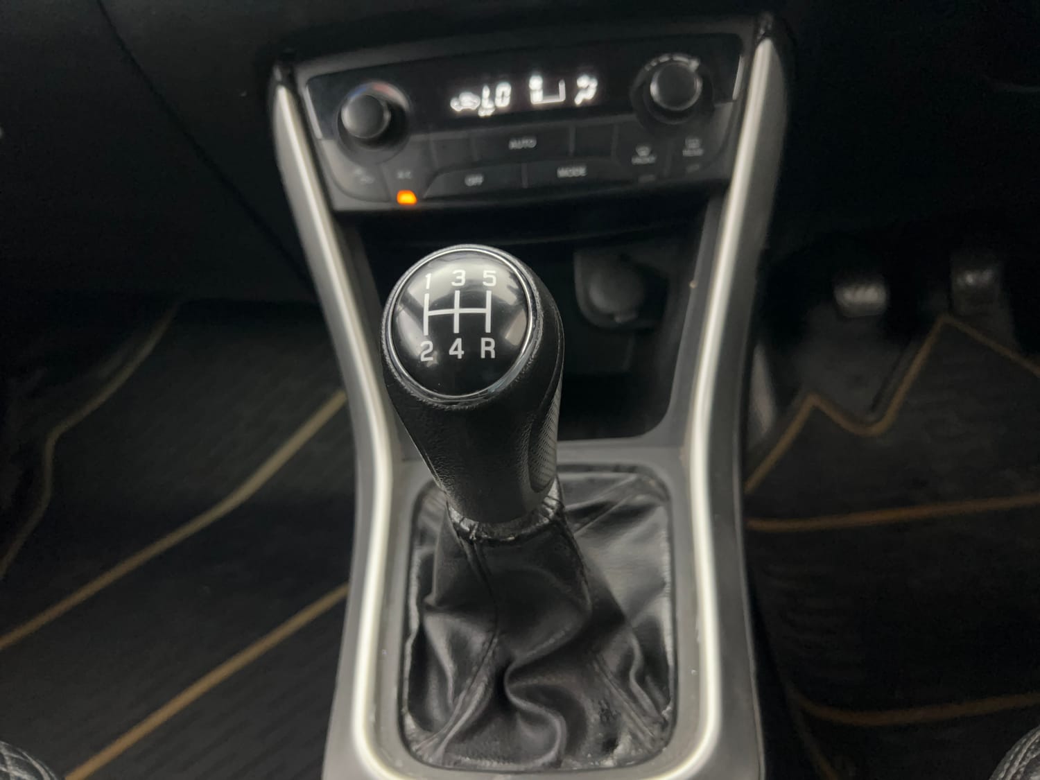 Used 2016 Maruti Suzuki S-Cross Zeta 1.3 Diesel Manual interior GEAR  KNOB VIEW