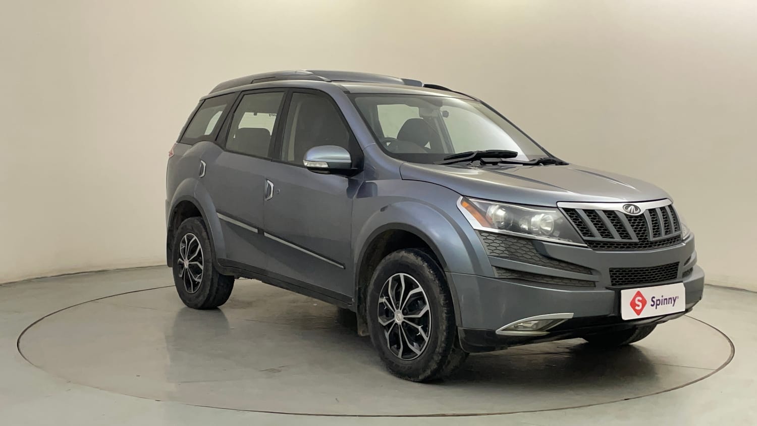 Used 2015 Mahindra XUV500 W6 Diesel Manual exterior RIGHT FRONT CORNER VIEW