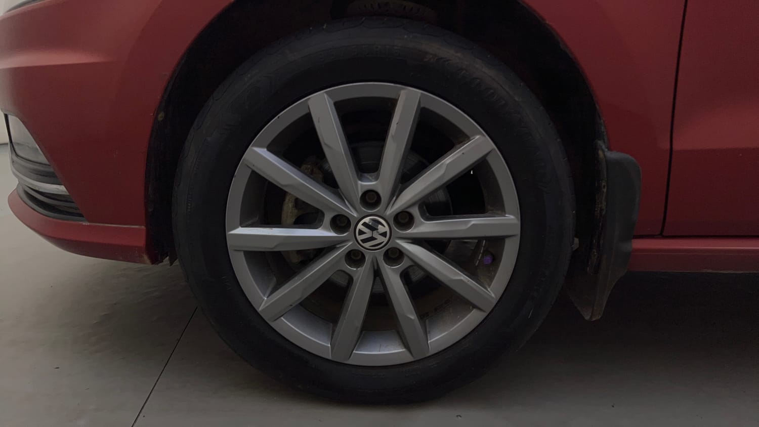 Used 2019 Volkswagen Ameo Highline Plus 1.0L (P) 16 Alloy Petrol Manual tyres LEFT FRONT TYRE RIM VIEW
