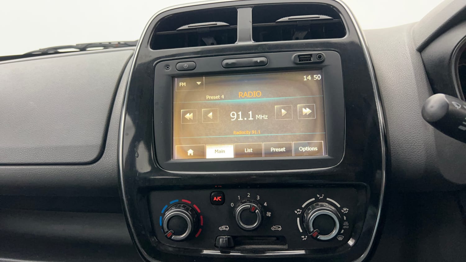 Used 2016 Renault Kwid RXT Petrol Manual interior MUSIC SYSTEM & AC CONTROL VIEW