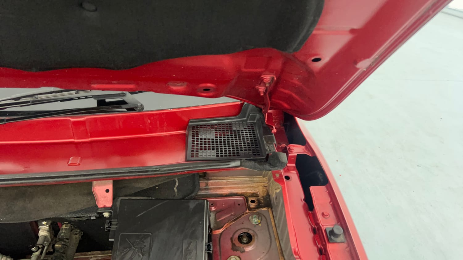 Used 2018 Renault Kwid RXT (O) 1.0 SCE Edition Petrol Manual engine ENGINE LEFT SIDE HINGE & APRON VIEW