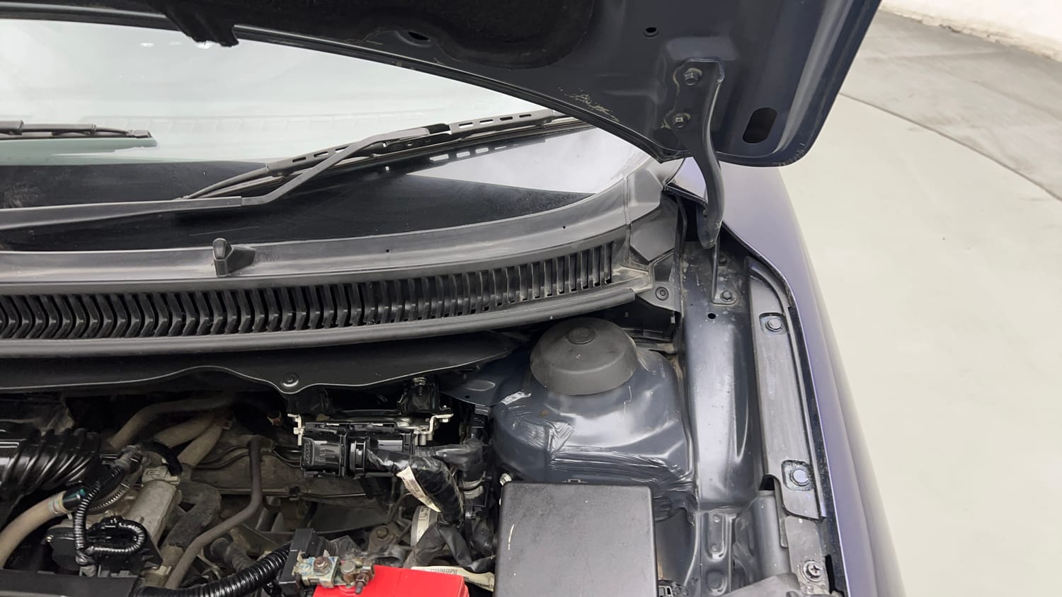 Used 2021 Maruti Suzuki Baleno Zeta Petrol Manual engine ENGINE LEFT SIDE HINGE & APRON VIEW