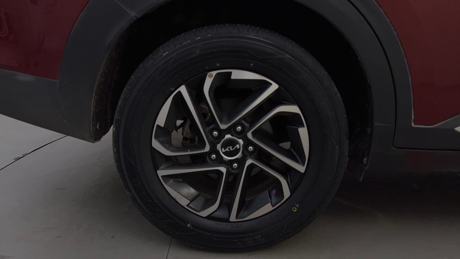 Used 2022 Kia Carens Luxury Plus 1.5 Diesel 6 STR Diesel Automatic tyres RIGHT REAR TYRE RIM VIEW
