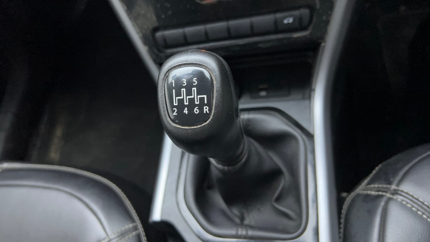 Used 2023 Tata Nexon XM S Petrol + CNG(Outside Fitted) Cng Manual interior GEAR  KNOB VIEW