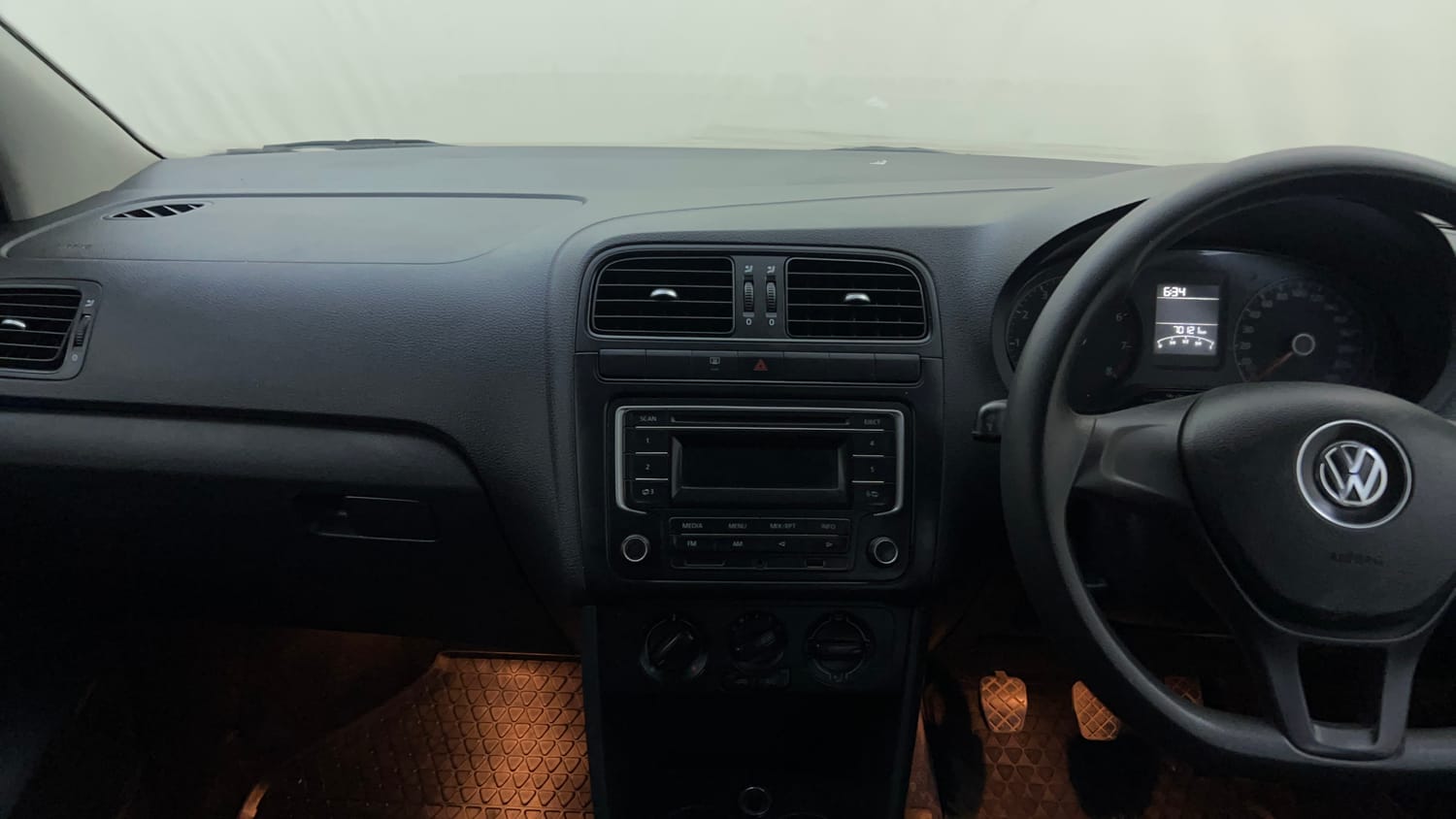 Used 2015 Volkswagen Polo Comfortline 1.2L (P) Petrol Manual interior MUSIC SYSTEM & AC CONTROL VIEW