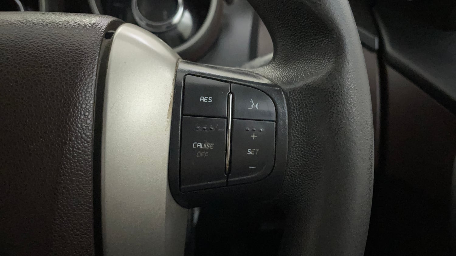 Used 2015 Mahindra XUV500 W6 Diesel Manual top_features Cruise control