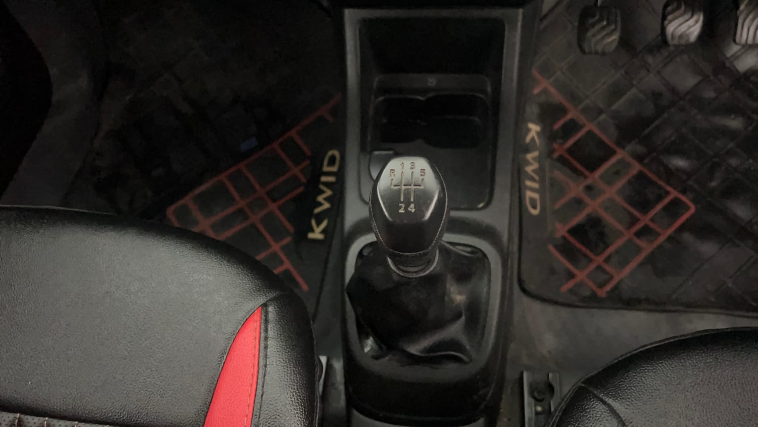 Used 2018 Renault Kwid RXT (O) 1.0 SCE Edition Petrol Manual interior GEAR  KNOB VIEW