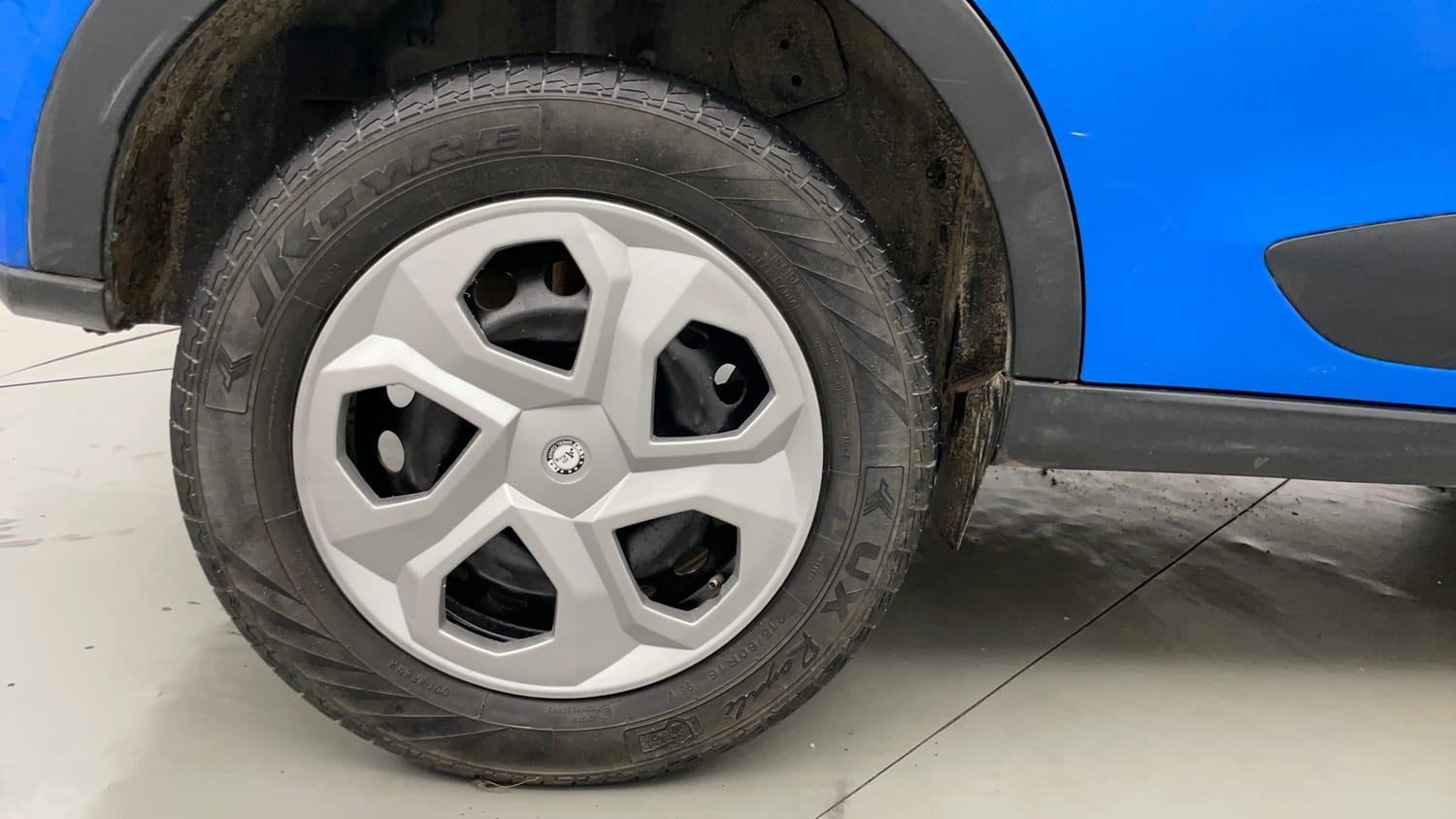 Used 2020 Tata Nexon XM Petrol Manual tyres RIGHT REAR TYRE RIM VIEW