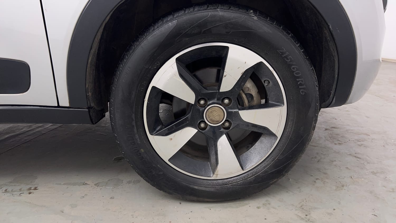 Used 2018 Tata Nexon XZ Plus Petrol Manual tyres RIGHT FRONT TYRE RIM VIEW