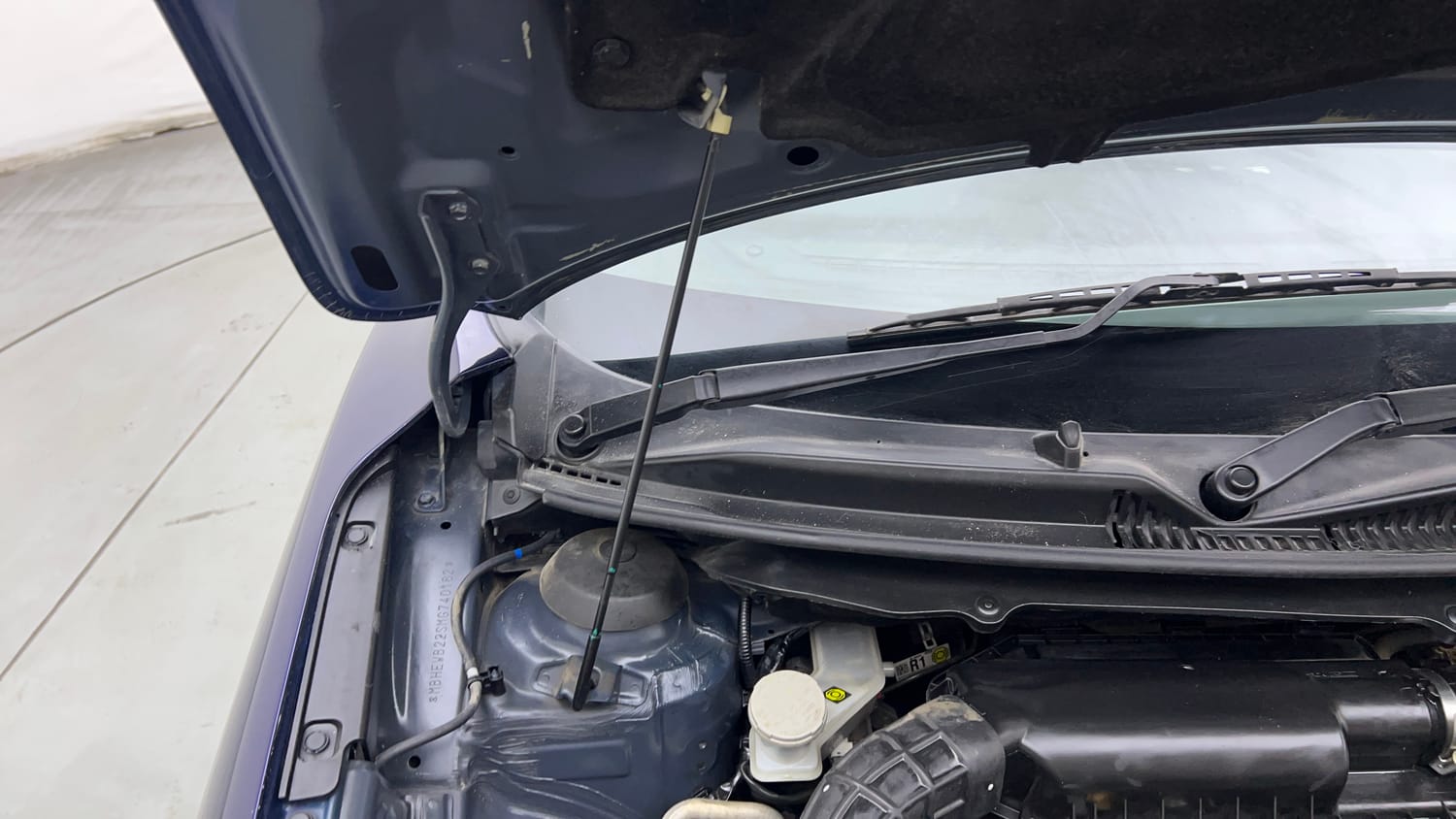 Used 2021 Maruti Suzuki Baleno Zeta Petrol Manual engine ENGINE RIGHT SIDE HINGE & APRON VIEW