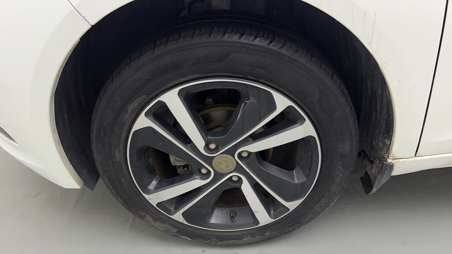 Used 2020 Tata Altroz XZ Petrol Petrol Manual tyres LEFT FRONT TYRE RIM VIEW