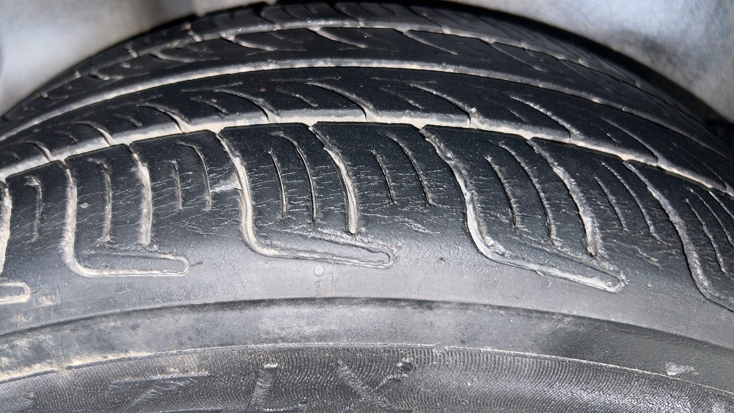 Used 2015 Volkswagen Polo Comfortline 1.2L (P) Petrol Manual tyres RIGHT REAR TYRE TREAD VIEW