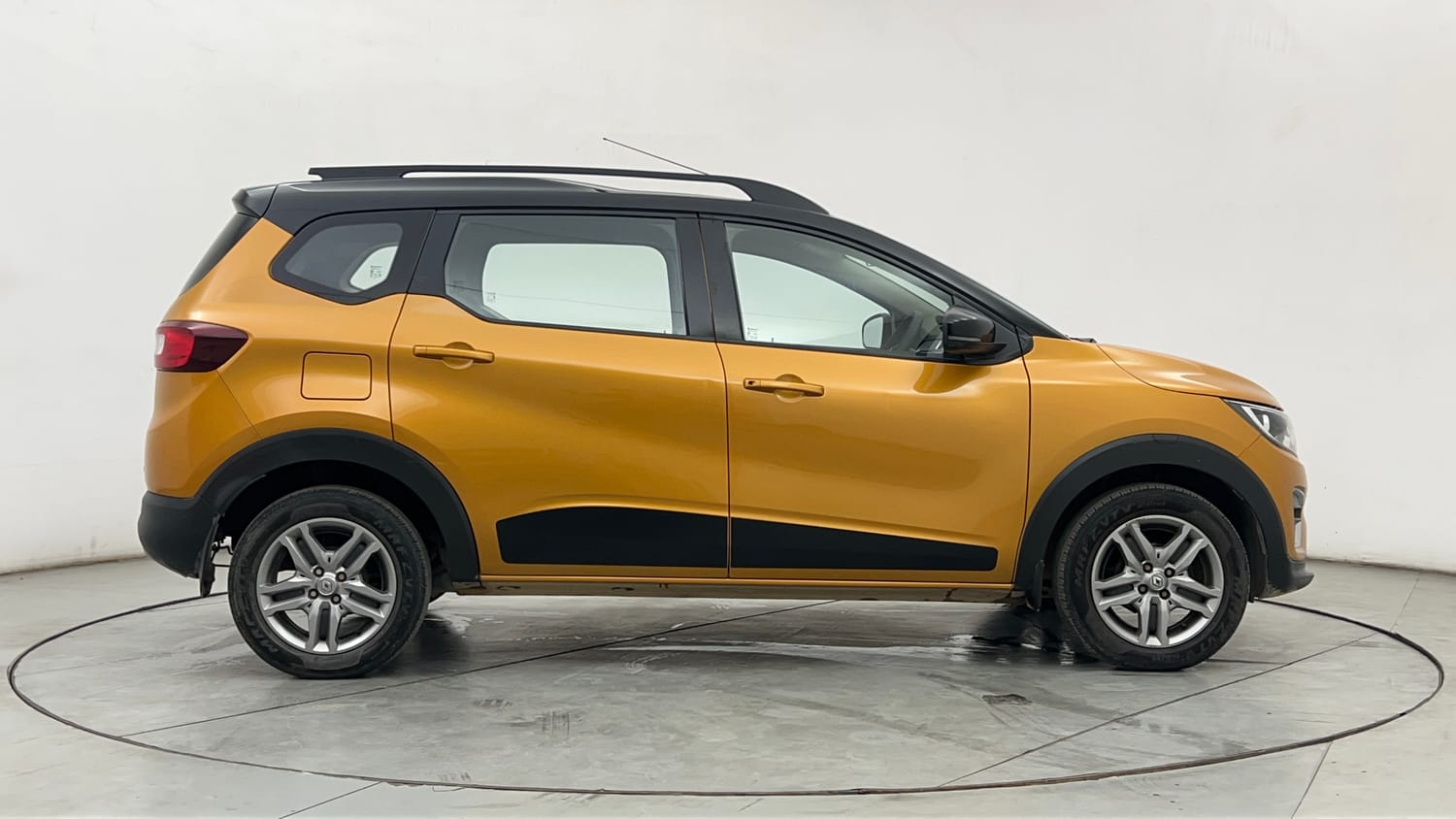 Used 2022 Renault Triber RXZ EASY-R AMT Dual Tone Petrol Automatic exterior RIGHT SIDE VIEW
