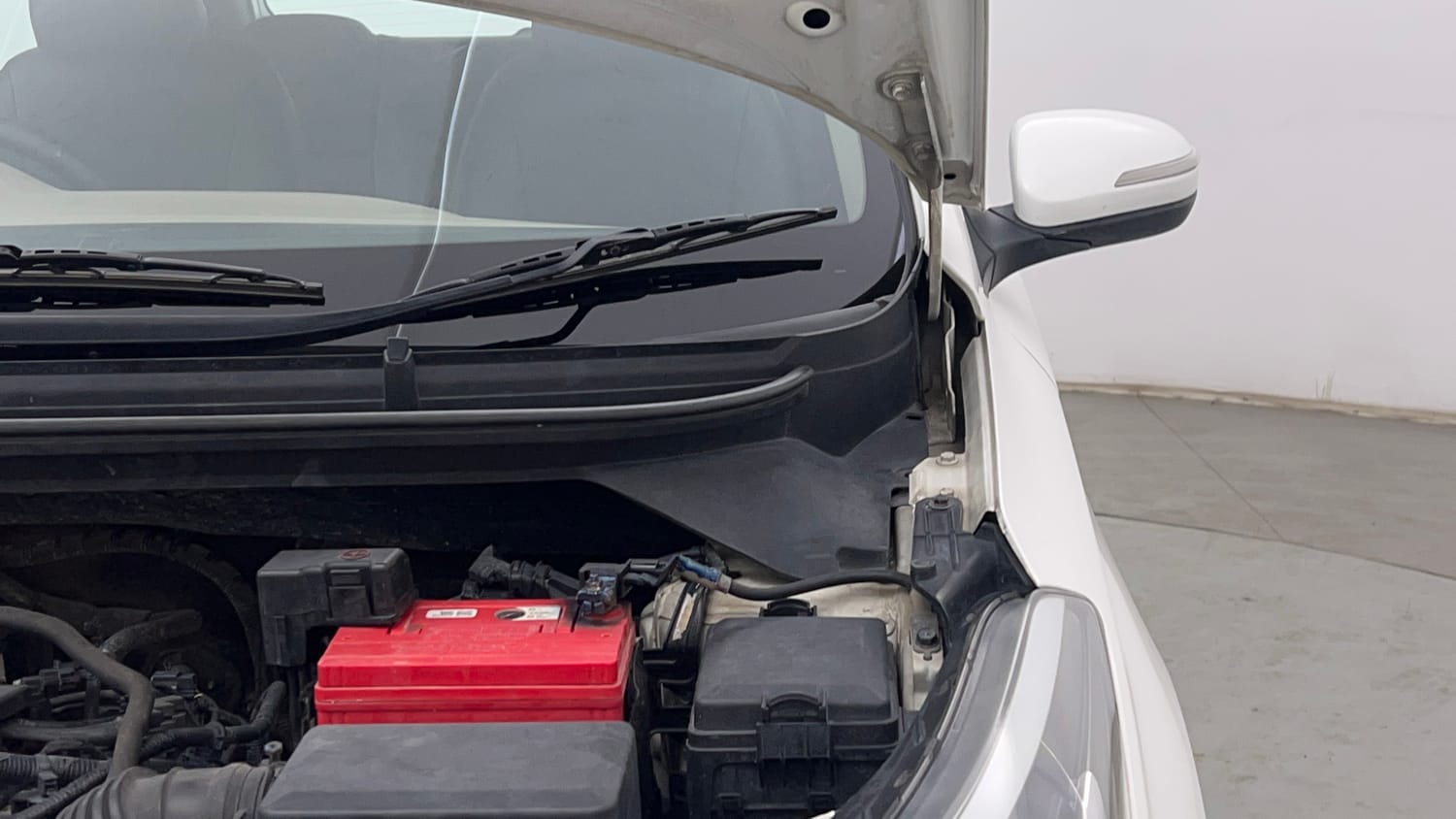Used 2017 Hyundai Elite i20 Asta 1.2 Petrol Manual engine ENGINE LEFT SIDE HINGE & APRON VIEW