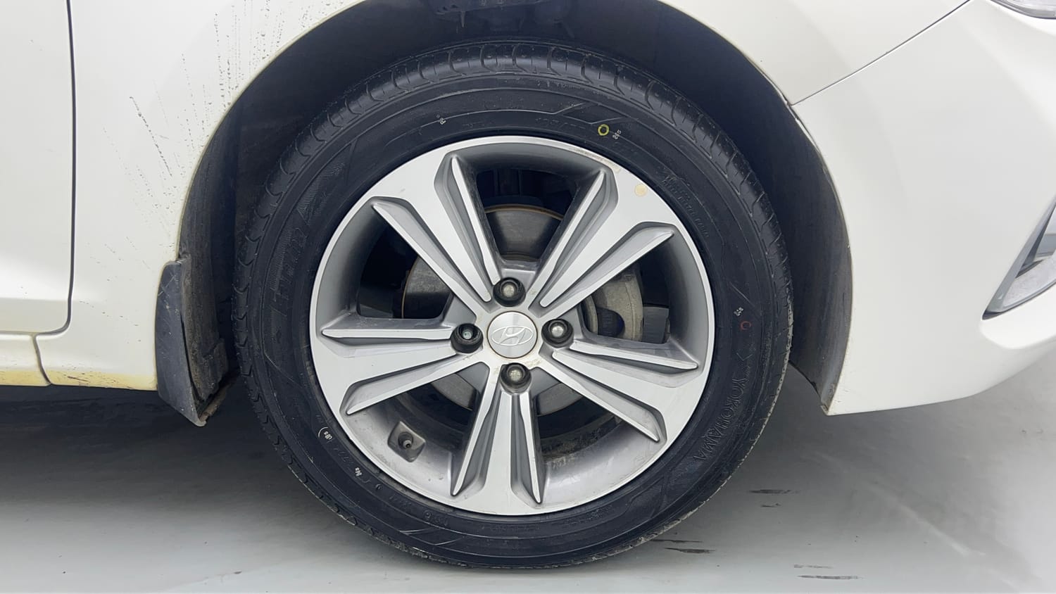 Used 2019 Hyundai Verna SX 1.6 VTVT Petrol Manual tyres RIGHT FRONT TYRE RIM VIEW