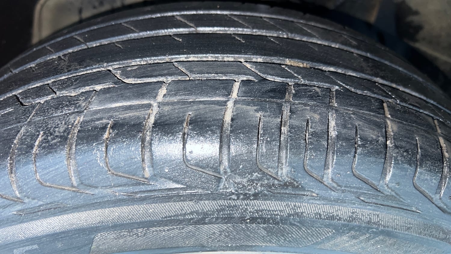 Used 2023 Tata Nexon XM S Petrol + CNG(Outside Fitted) Cng Manual tyres LEFT FRONT TYRE TREAD VIEW