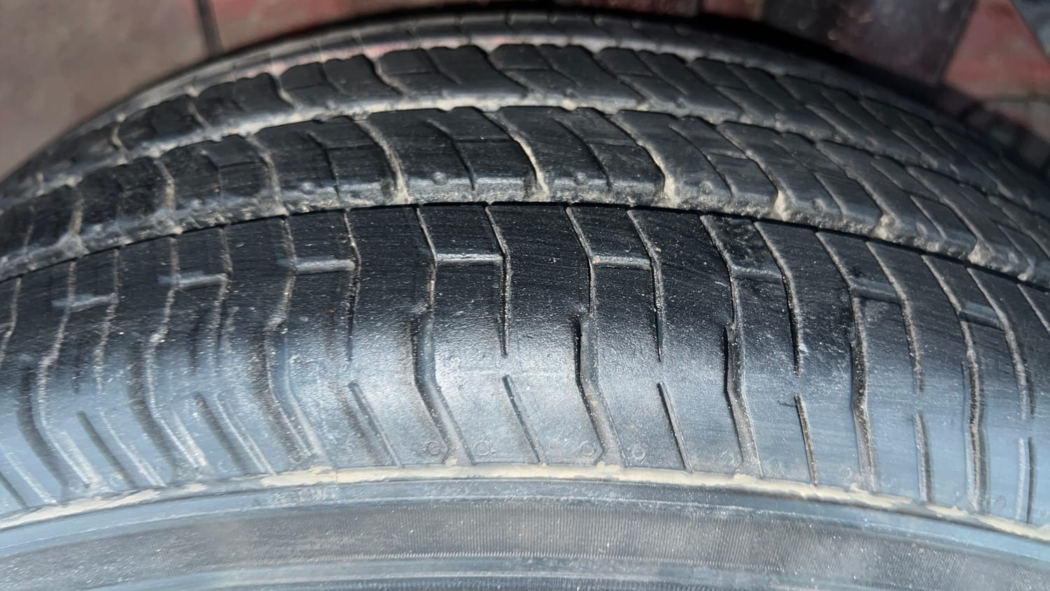 Used 2015 Hyundai Elite i20 Sportz 1.2 Petrol Manual tyres LEFT REAR TYRE TREAD VIEW