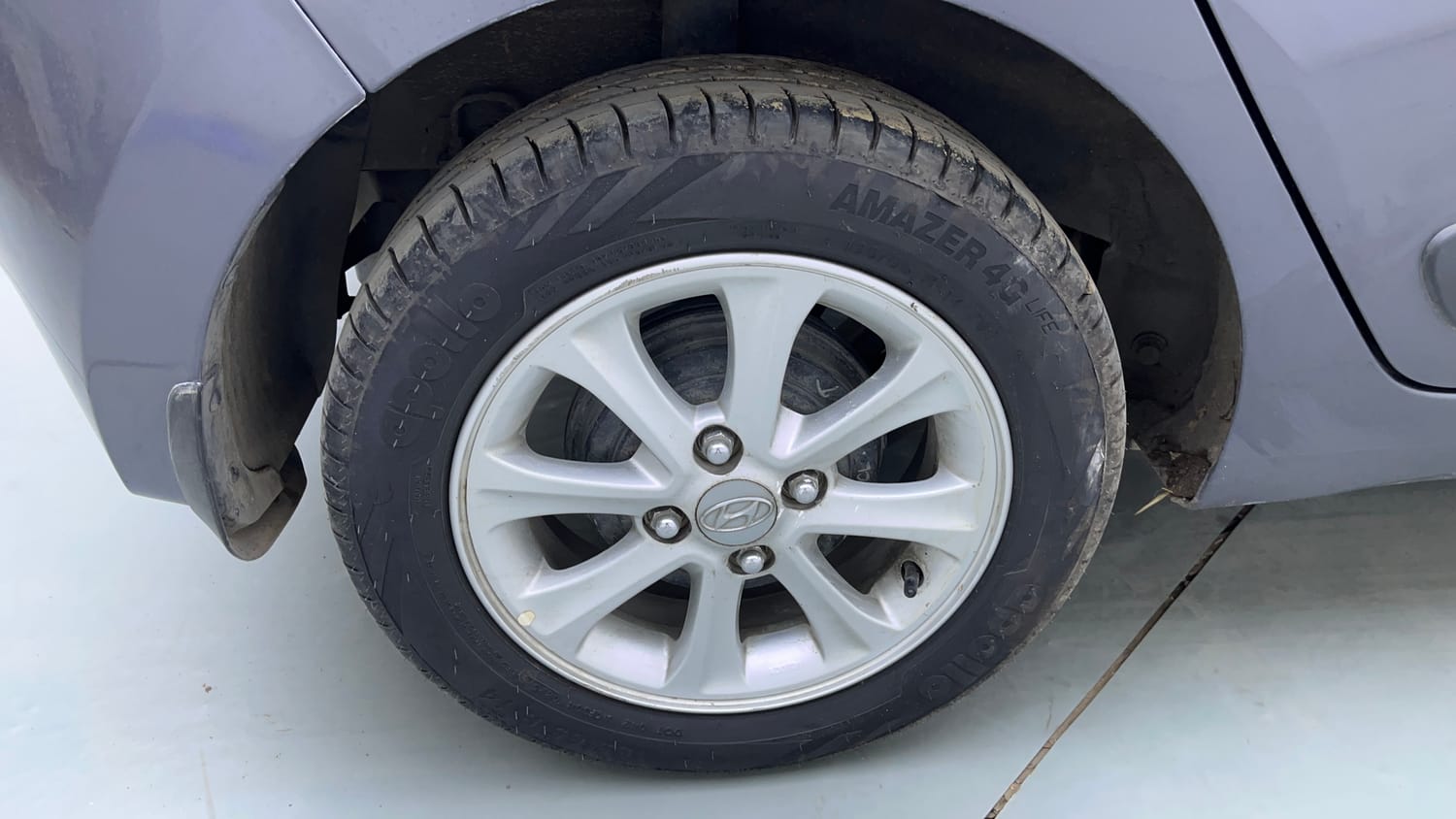 Used 2016 Hyundai Grand i10 Asta AT 1.2 Kappa VTVT Petrol Automatic tyres RIGHT REAR TYRE RIM VIEW