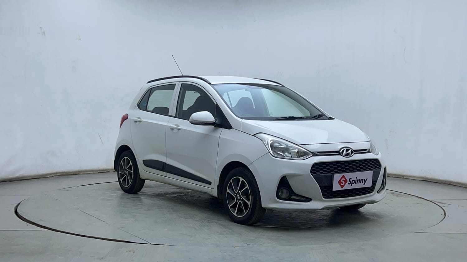 Used 2017 Hyundai Grand i10 Sportz (O) AT 1.2 Kappa VTVT Petrol Automatic exterior RIGHT FRONT CORNER VIEW