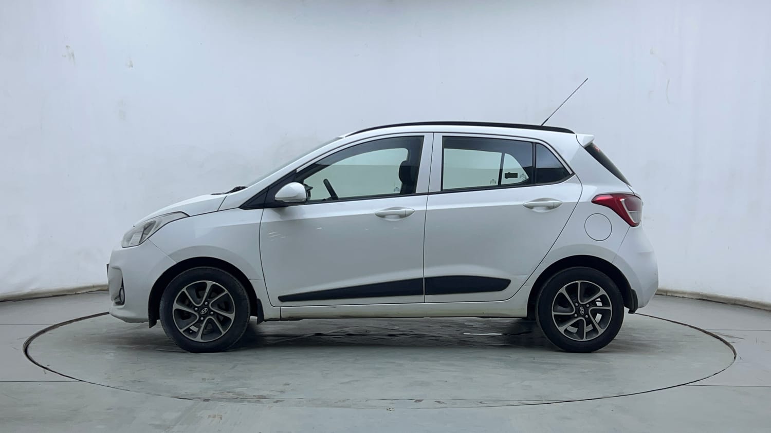 Used 2017 Hyundai Grand i10 Sportz (O) AT 1.2 Kappa VTVT Petrol Automatic exterior LEFT SIDE VIEW