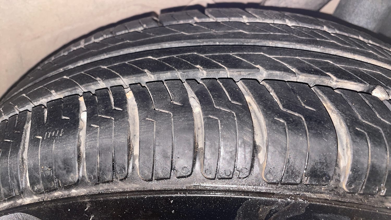 Used 2013 Ford Figo Duratec Petrol EXI 1.2 Petrol Manual tyres LEFT REAR TYRE TREAD VIEW
