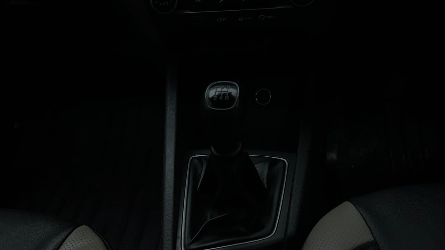 Used 2015 Hyundai Elite i20 Sportz 1.2 Petrol Manual interior GEAR  KNOB VIEW
