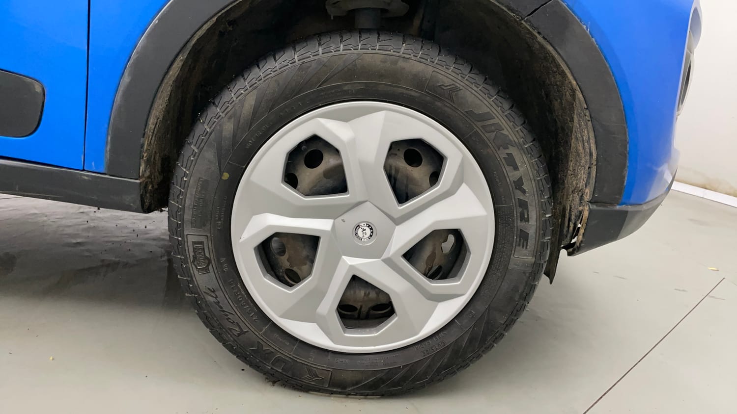 Used 2020 Tata Nexon XM Petrol Manual tyres RIGHT FRONT TYRE RIM VIEW