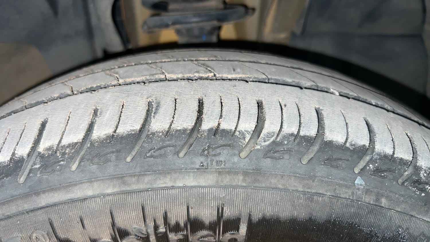 Used 2022 Renault Triber RXZ EASY-R AMT Dual Tone Petrol Automatic tyres RIGHT FRONT TYRE TREAD VIEW