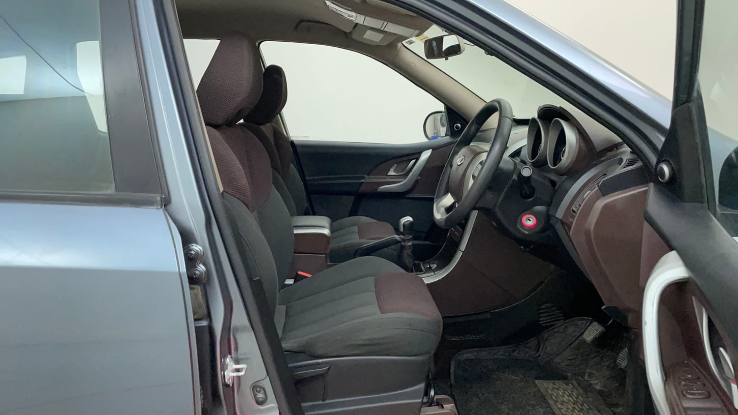 Used 2015 Mahindra XUV500 W6 Diesel Manual interior RIGHT SIDE FRONT DOOR CABIN VIEW