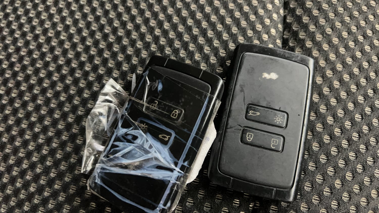 Used 2022 Renault Triber RXZ EASY-R AMT Dual Tone Petrol Automatic extra CAR KEY VIEW