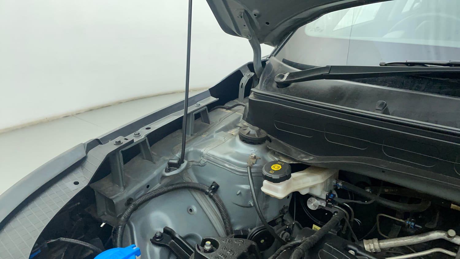 Used 2022 Hyundai Venue SX 1.2 Petrol Petrol Manual engine ENGINE RIGHT SIDE HINGE & APRON VIEW