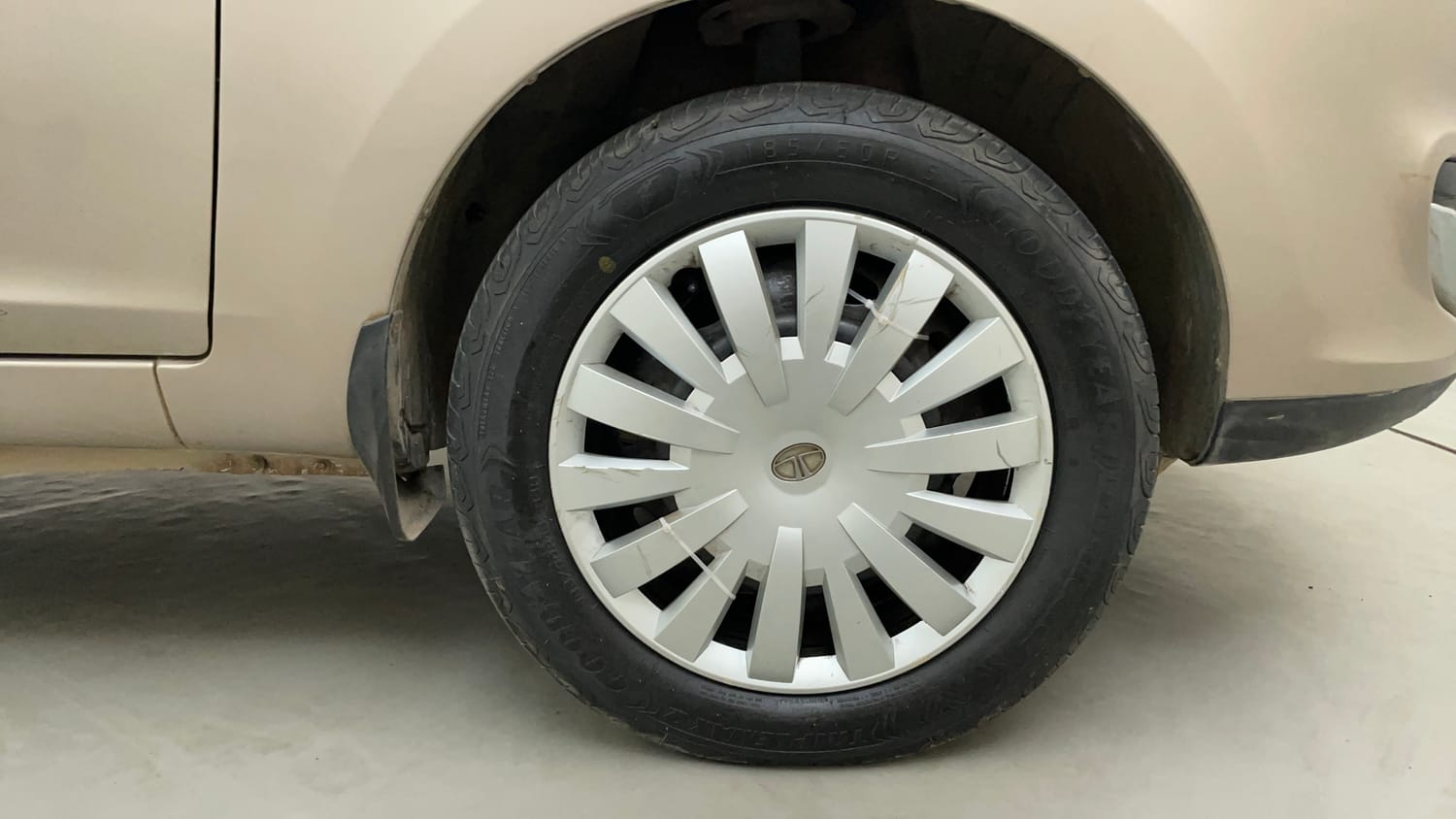 Used 2015 Tata Zest XM Petrol Petrol Manual tyres RIGHT FRONT TYRE RIM VIEW