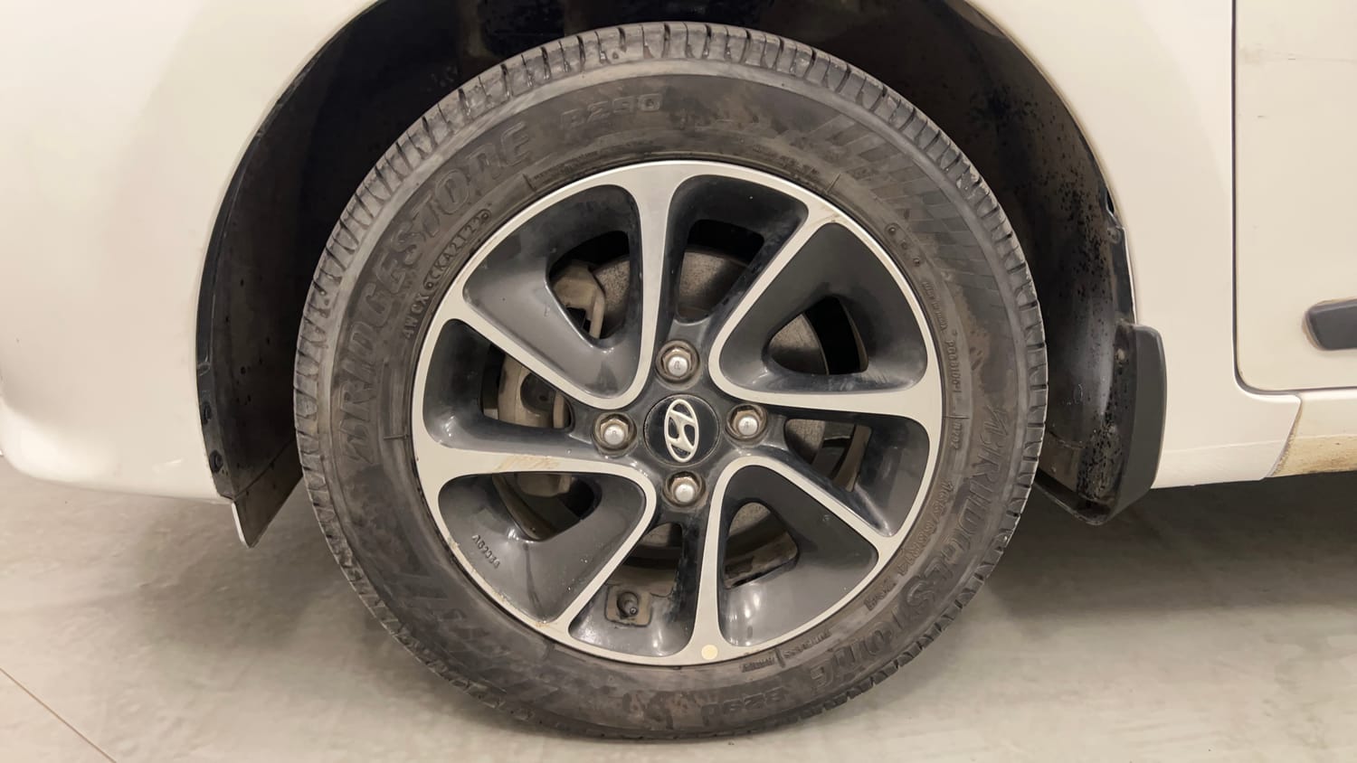 Used 2017 Hyundai Grand i10 Sportz (O) AT 1.2 Kappa VTVT Petrol Automatic tyres LEFT FRONT TYRE RIM VIEW