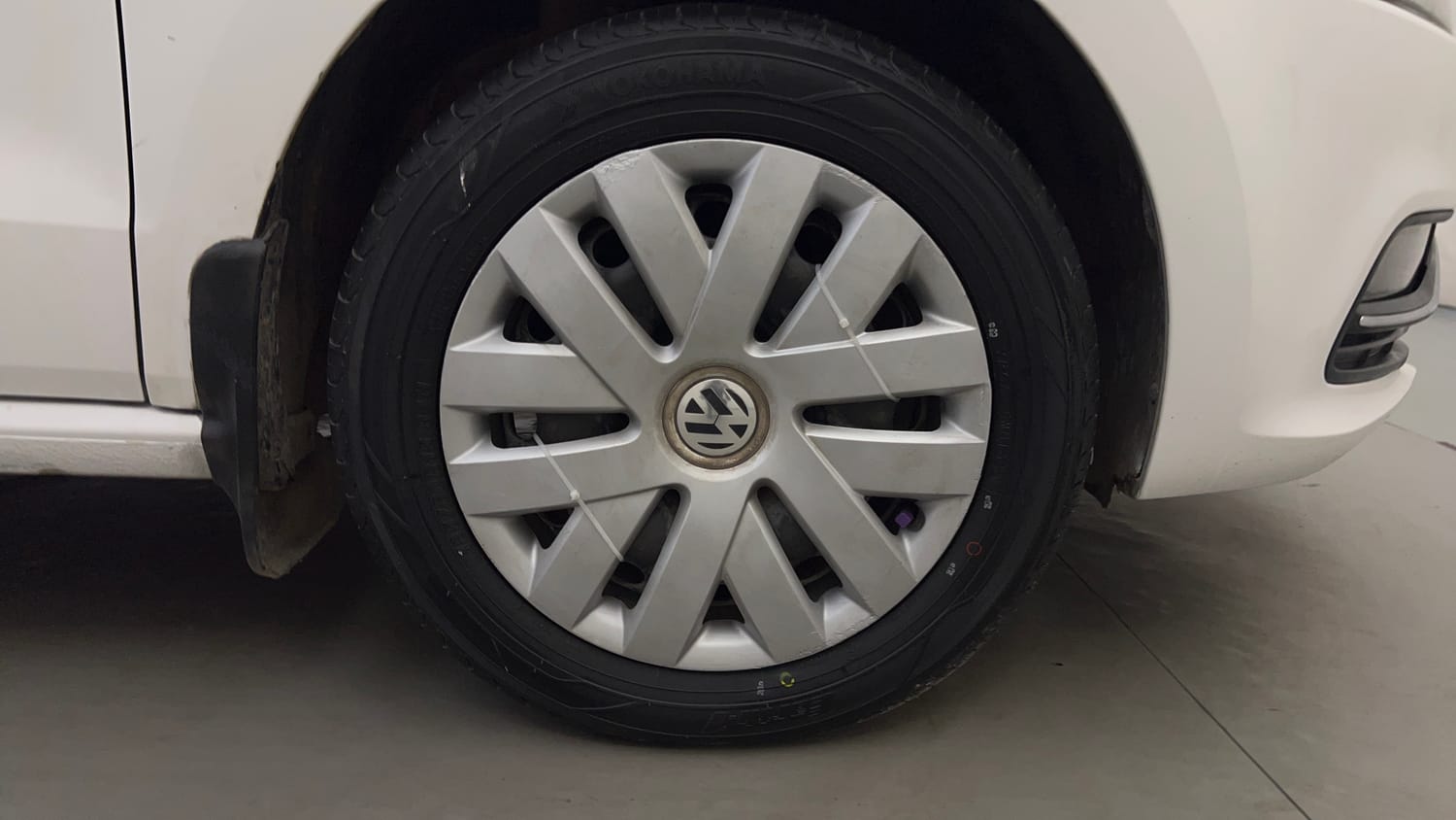 Used 2015 Volkswagen Polo Comfortline 1.2L (P) Petrol Manual tyres RIGHT FRONT TYRE RIM VIEW